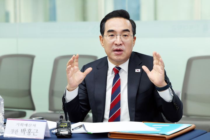 [서울=뉴시스] 박홍근 기획예산처 장관이 28일 전북 전주시 전북대학교 피지컬 AI 실증랩에서 열린 피지컬 AI 현장 간담회에서 발언하고 있다. (사진=기획처 제공) 2026.10.28. photo@newsis.com *재판매 및 DB 금지