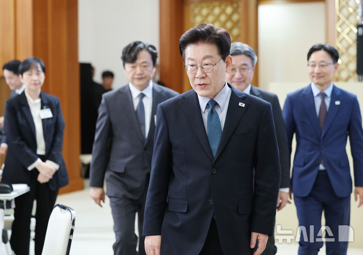 [서울=뉴시스] 김진아 기자 = 이재명 대통령이 28일 청와대에서 열린 국민생명안전위원회 제2차 전체회의에 입장하고 있다. (청와대통신사진기자단) 2026.10.28. bluesoda@newsis.com