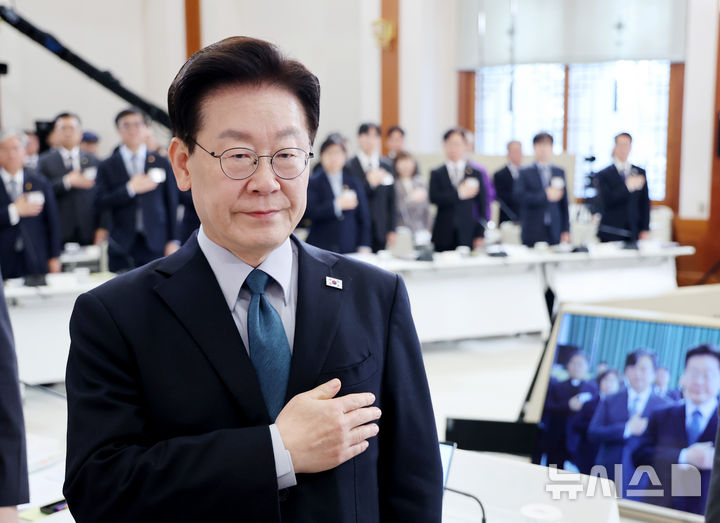 [서울=뉴시스] 김진아 기자 = 이재명 대통령이 28일 청와대에서 열린 국민생명안전위원회 제2차 전체회의에서 국민의례를 하고 있다. (청와대통신사진기자단) 2026.10.28. bluesoda@newsis.com