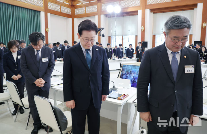 [서울=뉴시스] 김진아 기자 = 이재명 대통령이 28일 청와대에서 열린 국민생명안전위원회 제2차 전체회의에서 묵념을 하고 있다. (청와대통신사진기자단) 2026.10.28. bluesoda@newsis.com