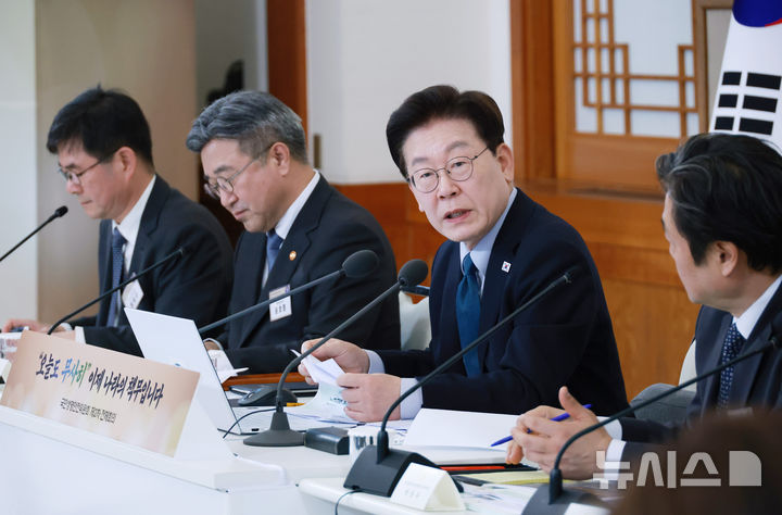 [서울=뉴시스] 김진아 기자 = 이재명 대통령이 28일 청와대에서 열린 국민생명안전위원회 제2차 전체회의에서 발언을 하고 있다. (청와대통신사진기자단) 2026.10.28. bluesoda@newsis.com