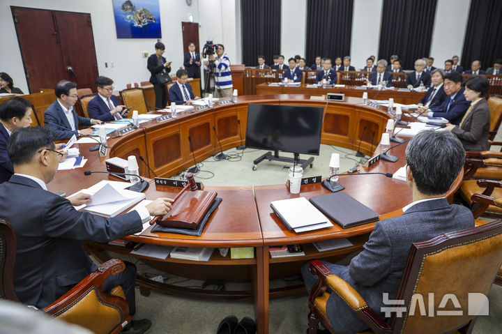 [서울=뉴시스] 정병혁 기자 = 28일 서울 여의도 국회에서 정보위원회의 경찰청에 대한 국정감사가 열리고 있다. 2026.10.28. jhope@newsis.com