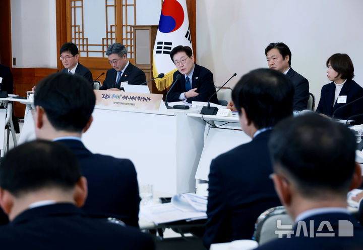 [서울=뉴시스] 김진아 기자 = 이재명 대통령이 28일 청와대에서 열린 국민생명안전위원회 제2차 전체회의에서 발언을 하고 있다. (청와대통신사진기자단) 2026.10.28. bluesoda@newsis.com