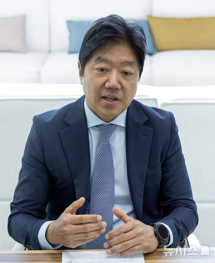 [의왕=뉴시스] 김혜진 기자 = 최영철 SGA솔루션즈 대표가 28일 경기 의왕시 SGA솔루션즈 본사에서 뉴시스와 인터뷰를 하고 있다. 2026.10.28. jini@newsis.com