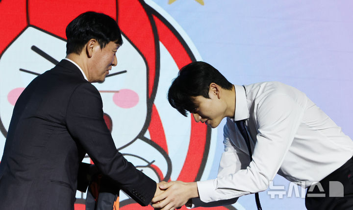 [서울=뉴시스] 박주성 기자 = 28일 오후 서울 강서구 메이필드 호텔에서 열린 2026~2027 KOVO 남자부 신인선수 드래프트에서 1라운드 1순위로 인하대 윤경이 OK저축은행 읏맨에 지명되어 신영철 감독과 인사를 나누고 있다. 2026.10.28. park7691@newsis.com