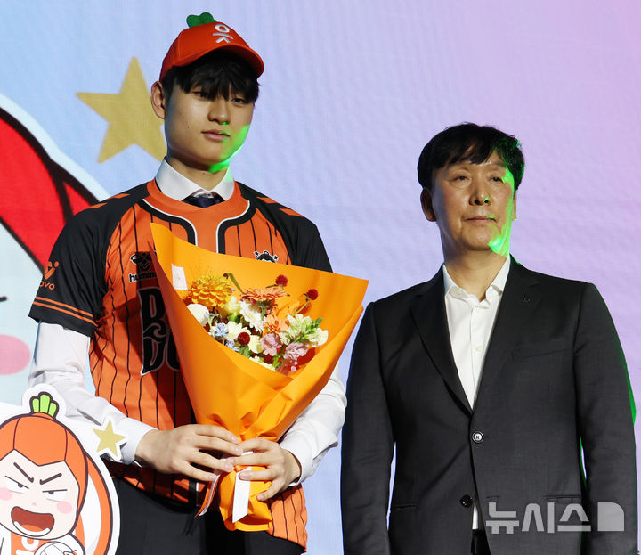 [서울=뉴시스] 박주성 기자 = 28일 오후 서울 강서구 메이필드 호텔에서 열린 2026~2027 KOVO 남자부 신인선수 드래프트에서 1라운드 1순위로 인하대 윤경이 OK저축은행 읏맨에 지명되어 신영철 감독과 기념촬영을 하고 있다. 2026.10.28. park7691@newsis.com