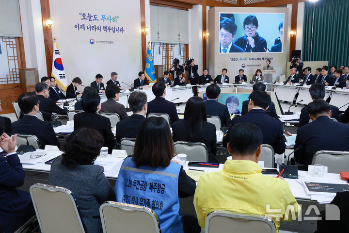 [서울=뉴시스] 김진아 기자 = 쿠팡물류센터 산재 사망 피해자 故 장덕준 씨 어머니 박미숙 씨가 28일 청와대에서 이재명 대통령 주재로 열린 국민생명안전위원회 제2차 전체회의에서 의견을 발표하고 있다. (청와대통신사진기자단) 2026.10.28. bluesoda@newsis.com