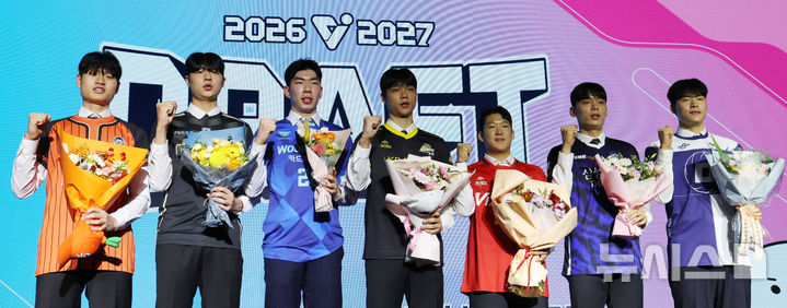 [서울=뉴시스] 박주성 기자 = 28일 오후 서울 강서구 메이필드 호텔에서 열린 2026~2027 KOVO 남자부 신인선수 드래프트에서 1라운드에 지명된 선수들이 기념촬영을 하고 있다. 사진 왼쪽부터 OK저축은행 윤경, 현대캐피탈 장은석, 우리카드 전유석, KB손해보험 장보석, 한국전력 여광우, 삼성화재 임인규, 대한항공 이승일. 2026.10.28. park7691@newsis.com