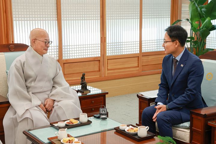 [서울=뉴시스] 조성봉 기자 = 임광현 대통령실 비서실장이 28일 서울 종로구 조계사에서 대한불교조계종 총무원장 진우 스님을 예방하고 있다.(사진=청와대 제공) 2026.10.28. photo@newsis.com *재판매 및 DB 금지
