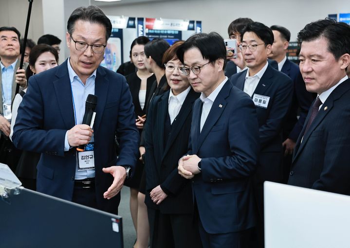 [서울=뉴시스] 김정관 산업통상부 장관이 28일 경북 구미시 구미컨벤션센터에서 열린 'M.AX 확산을 위한 AI·제조기업 밋업행사'에서 제조 AI 분야별 전시부스를 둘러보고 있다. (사진=산업부 제공) 2026.10.28. photo@newsis.com *재판매 및 DB 금지
