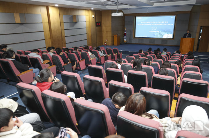 [포항=뉴시스] 김근수 기자 = 임학수 한국해양과학기술원 해양재난연구부 책임연구원이 28일 경북 포항시 등대박물관에서 ‘2026 독도탐방’에 참가한 참가자들에게 독도특강을 하고 있다. 한국해양재단(이사장 김양수)과 뉴시스(사장 염영남)는 독도의 가치를 알리고 해양영토에 대한 국민적 관심과 수호 의지를 높이기 위해 ‘2026 독도탐방’을 진행한다. 2026.10.28. ks@newsis.com