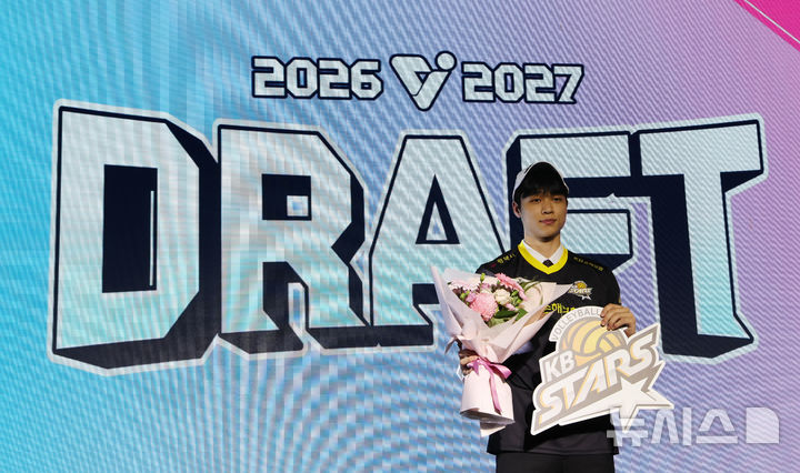 [서울=뉴시스] 박주성 기자 = 28일 오후 서울 강서구 메이필드 호텔에서 열린 2026~2027 KOVO 남자부 신인선수 드래프트에서 1라운드 4순위로 KB손해보험 스타즈에 지명된 한양대 장보석이 기념촬영을 하고 있다. 2026.10.28. park7691@newsis.com
