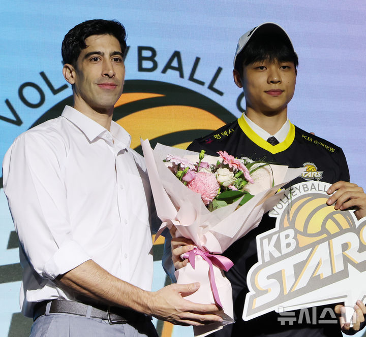 [서울=뉴시스] 박주성 기자 = 28일 오후 서울 강서구 메이필드 호텔에서 열린 2026~2027 KOVO 남자부 신인선수 드래프트에서 1라운드 4순위로 KB손해보험 스타즈에 지명된 한양대 장보석이 이사나예 라미레스 감독과 기념촬영을 하고 있다. 2026.10.28. park7691@newsis.com
