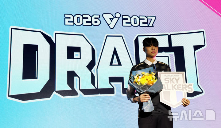 [서울=뉴시스] 박주성 기자 = 28일 오후 서울 강서구 메이필드 호텔에서 열린 2026~2027 KOVO 남자부 신인선수 드래프트에서 1라운드 2순위로 현대캐피탈 스카이워커스에 지명된 한양대 장은석이 기념촬영을 하고 있다. 2026.10.28. park7691@newsis.com