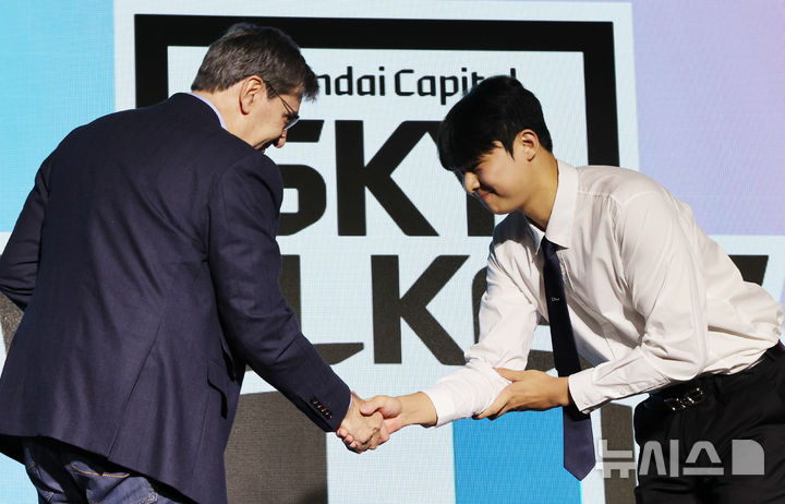 [서울=뉴시스] 박주성 기자 = 28일 오후 서울 강서구 메이필드 호텔에서 열린 2026~2027 KOVO 남자부 신인선수 드래프트에서 1라운드 2순위로 현대캐피탈 스카이워커스에 지명된 한양대 장은석이 필립 블랑 감독과 인사를 나누고 있다. 2026.10.28. park7691@newsis.com