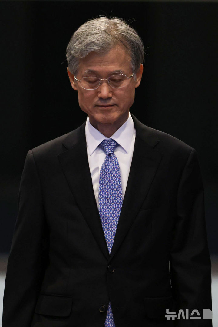 [서울=뉴시스] 권창회 기자 = 조희대 대법원장이 28일 서울 서초구 대법원에서 퇴근하고 있다. 2026.10.28. kch0523@newsis.com