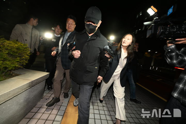 [전남광주=뉴시스] 이영주 기자 = '여고생 살해범' 장윤기의 부친 장모 경감이 28일 오후 전남광주 동구 광주지법에서 증인 신문을 마친 뒤 취재진 질문을 피해 이동하고 있다. 2026.10.28. leeyj2578@newsis.com