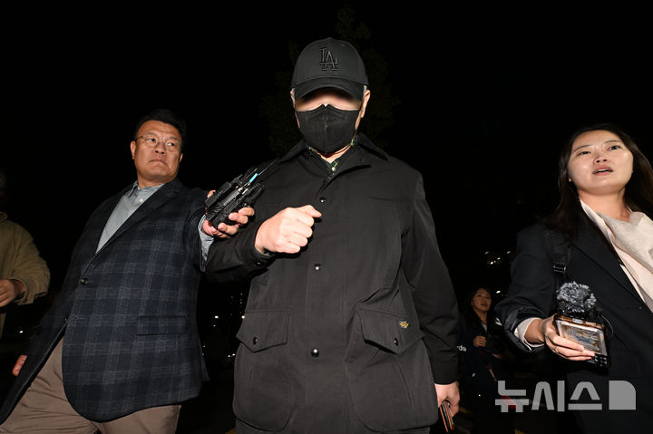 [전남광주=뉴시스] 이영주 기자 = '여고생 살해범' 장윤기의 부친 장모 경감이 28일 오후 전남광주 동구 광주지법에서 증인 신문을 마친 뒤 법원을 빠져나가고 있다. 2026.10.28. leeyj2578@newsis.com