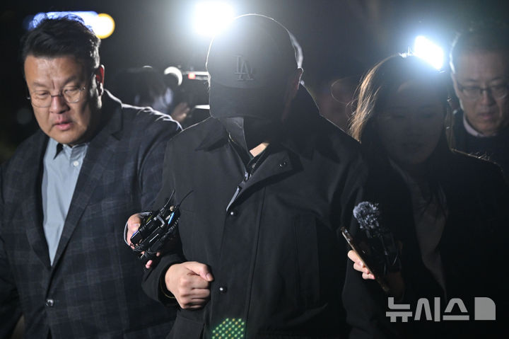 [전남광주=뉴시스] 이영주 기자 = '여고생 살해범' 장윤기의 부친 장모 경감이 28일 오후 전남광주 동구 광주지법에서 증인 신문을 마친 뒤 취재진 질의를 피해 이동하고 있다. 장 경감은 취재진의 질문에 "그렇게 착한 아들이 그런 일을 저질렀다는게 저도 납득되지 않았다"고 주장했다. 2026.10.28. leeyj2578@newsis.com