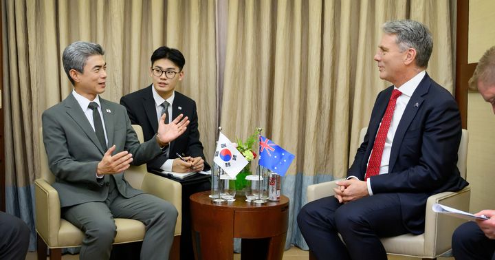 [서울=뉴시스] 황준선 기자 = 28일(현지시간) 강신철 국방부 장관이 필리핀에서 열린 제13차 아세안 확대 국방장관회의(ADMM-Plus) 참가를 계기로 리차드 말즈 (Richard Marles) 호주 부총리 겸 국방장관을 만나 회담 하고 있다. (사진=국방부 제공) 2026.10.28. photo@newsis.com *재판매 및 DB 금지