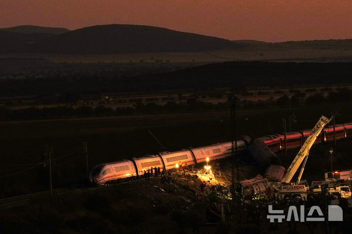 [우르다=AP/뉴시스] 28일(현지 시간) 스페인 마드리드 남쪽 120㎞ 떨어진 우르다에서 고속열차가 충돌해 구조대원들이 구조 작업을 벌이고 있다. 이 사고로 인한 사망자 숫자는 최소 68명으로 증가했고, 부상자도 180명이 넘는 것으로 알려졌다. 2026.10.29.