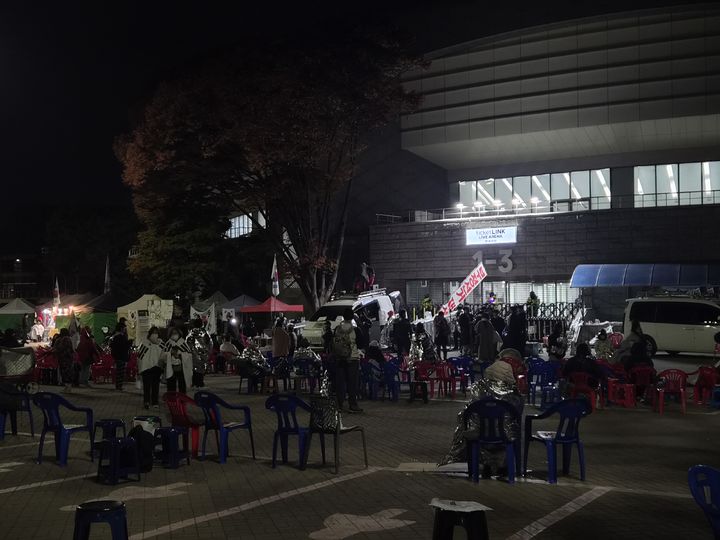 [서울=뉴시스] 조수원 기자 = 6·3 지방선거 투표용지 부족 사태를 수사하는 이태한 특별검사팀이 13시간에 걸친 서울 송파구 올림픽공원 핸드볼경기장 현장 검증을 마친 가운데 경기장 밖에서는 투표함 이송을 저지하려는 집회 참가자들이 야간 집회를 이어가고 있다. 사진은 29일 오전 2시30분께 올림픽공원 1-3 출입구 앞 모습. 2026.10.29. tide1@newsis.com *재판매 및 DB 금지 *재판매 및 DB 금지