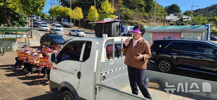 [통영=뉴시스] 신정철 기자= 경남 통영시 도산면 법송리 상촌마을 주민 30여 명은 지난 28일 하루 동안 통영시청 정문 앞과 무전 사거리 삼성생명 빌딩 앞에서 "상촌마을에 태양광 설치를 막을 수 있도록 도와달라"고 호소했다.사진은 상촌 마을 주민들이 통영시청 앞에서 태양광 허가 취소 등을 요구하고 있다.206.10.29. sin@newsis.com