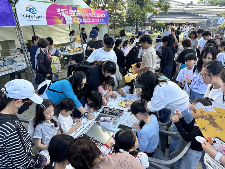 [진주=뉴시스]국립진주박물관 문화체험 행사.(사진=박물관 제공).2026.10.29.photo@newsis.com *재판매 및 DB 금지