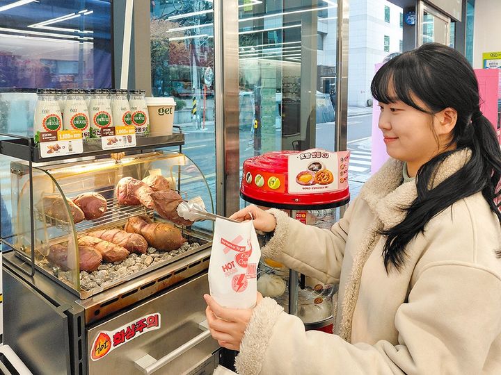 [서울=뉴시스] CU 겨울 대표 간식 군고구마 (사진=BGF리테일 제공) *재판매 및 DB 금지