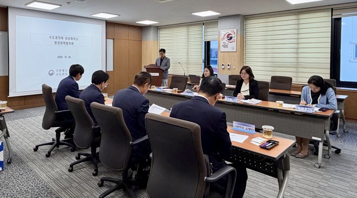 [안산=뉴시스] 배연진 수도권대기환경청장(사진 오른쪽 테이블 가운데)이 28일 수도권대기환경청에서 열린 '수도권 상공회의소 환경정책협의회'에서 상공회의소의 의견을 듣고 있다. (사진=수도권대기환경청 제공) 2026.10.29. photo@newsis.com *재판매 및 DB 금지