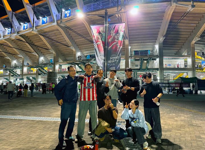 [울산=뉴시스] 현대차 울산공장 직원들이 팀워크 활동으로 울산 문수경기장을 찾아 축구 경기를 관람한 뒤 기념촬영을 하고 있다. (사진=현대차 울산공장 제공) 2026.10.29. photo@newsis.com *재판매 및 DB 금지