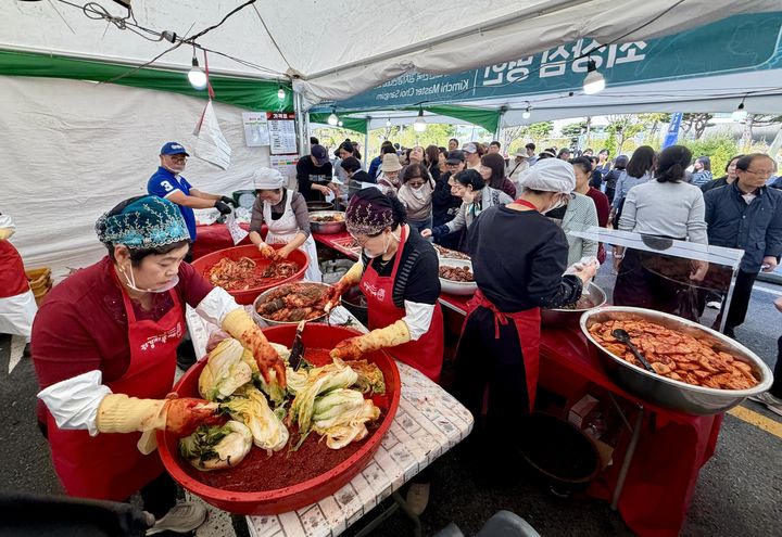 [전남광주=뉴시스] 전남광주통합특별시는 이달 23일부터 25일까지 사흘 간 시 광주청사 광장 일대에서 열린 33회 김치축제에 5만1000여명이 방문했다고 29일 밝혔다. (사진=전남광주통합특별시 제공) 2026.10.29. photo@newsis.com *재판매 및 DB 금지