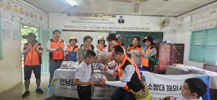 [전남광주=뉴시스] 전남광주통합특별시 소방본부는 광주권역 의용소방대가 지난 25일부터 닷새 간 라오스를 찾아 현지 소방서와 교류하고 나눔 봉사활동을 펼쳤다고 29일 밝혔다. (사진=전남광주소방본부 제공) 2026.10.29. photo@newsis.com *재판매 및 DB 금지