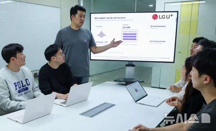 [서울=뉴시스] 윤현성 기자 = LG유플러스가 AI 응답 속도를 높이고 배터리 소모는 줄이는 '토큰 최적화' 기술로 세계 최고 권위 AI 학회에서 연구 성과를 인정받았다고 29일 밝혔다. 사진은 이번 논문 집필에 참여한 LG유플러스 구성원들. (사진=LG유플러스 제공) 2026.10.29. hsyhs@newsis.com