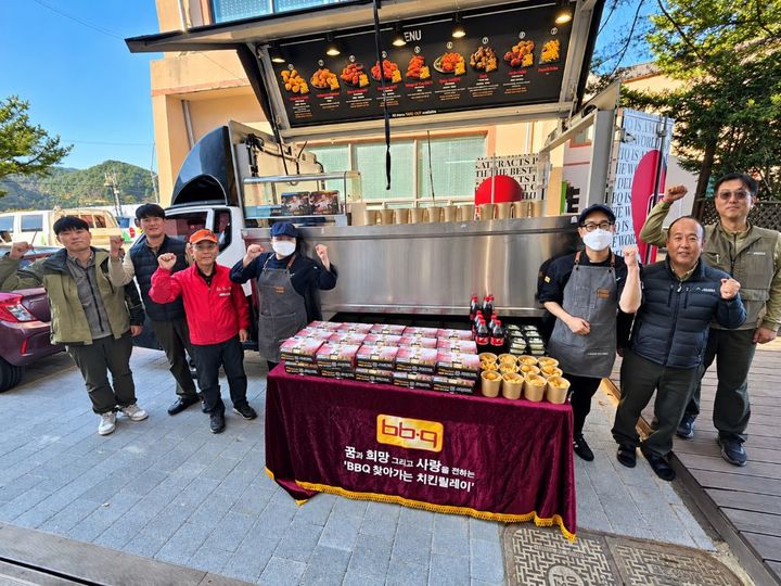 [서울=뉴시스] 28일 BBQ가 강원도 평창군에 위치한 오대산국립공원사무소에서 사무소와 분소 직원 30명을 대상으로 ‘찾아가는 치킨릴레이’를 진행했다. (사진=제너시스BBQ 그룹 제공) *재판매 및 DB 금지