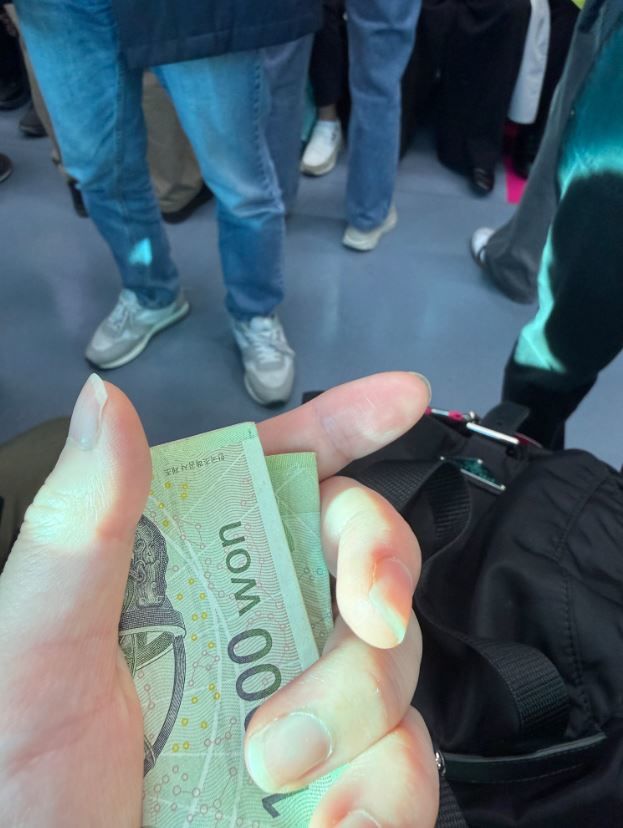 [서울=뉴시스] 출근길 지하철 1호선에서 한 할머니가 서 있던 임신부에게 아기에게 맛있는 것을 사주라며 건넨 1만원. (사진출처=소셜미디어 캡처) *재판매 및 DB 금지
