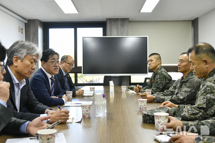 [김포=뉴시스]이기형 경기 김포시장이 접경지역 군부대 지휘관들과 간담회를 하고 있다. (사진=김포시 제공) 2026.10.29. photo@newsis.com