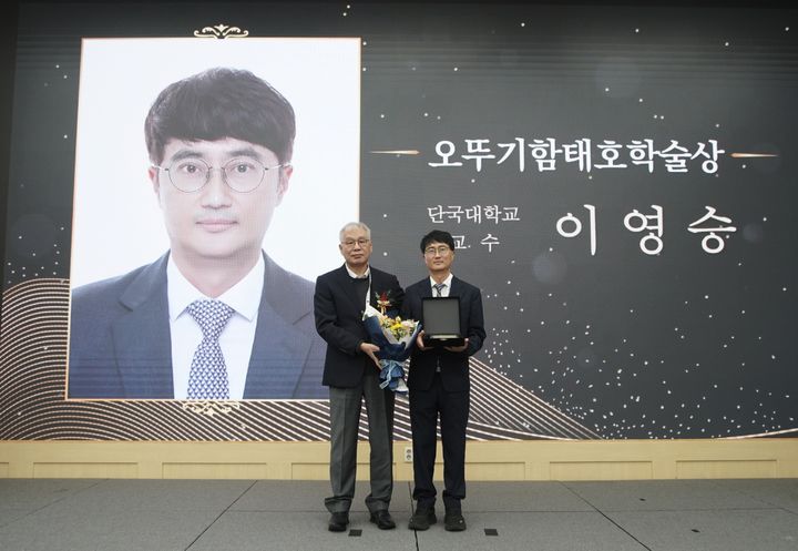 [서울=뉴시스] 박기문 오뚜기함태호재단 이사(좌)와 이영승 단국대학교 교수가 기념촬영을 하고 있다. (사진=오뚜기 제공) *재판매 및 DB 금지