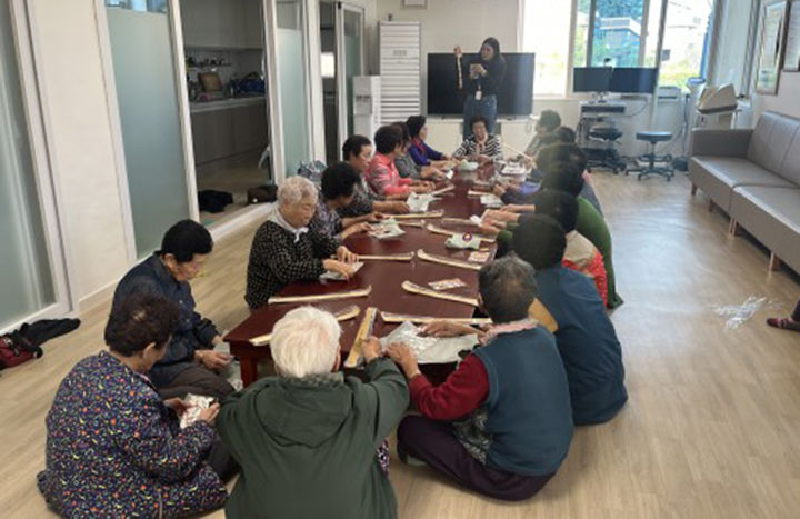 삼척시 치매안심마을 인지강화 프로그램 진행 모습.(사진=삼척시 제공) *재판매 및 DB 금지