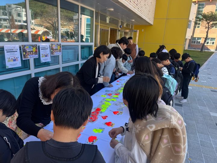 [산청=뉴시스] 산청군청소년상담복지센터 안전 캠페인 (사진=산청군 제공) 2026. 10. 29. photo@newsis.com *재판매 및 DB 금지