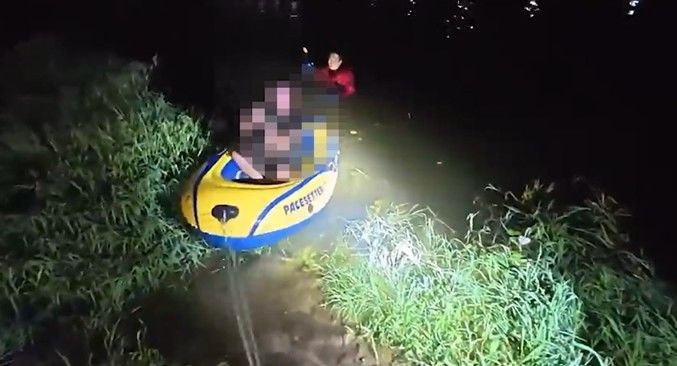[부산=뉴시스] 경남 양산천에서 고무보트를 타다 해상에 표류하던 20대가 구조되고 있다. (사진=남해지방해양경찰청 제공) 2026.10.29. photo@newsis.com *재판매 및 DB 금지