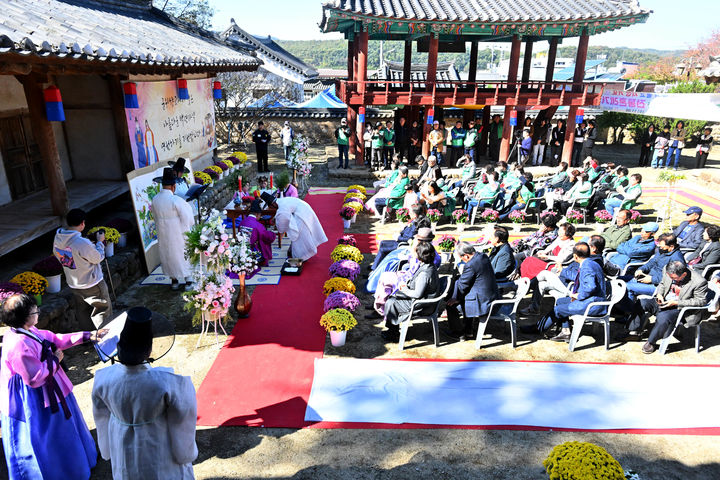 [대구=뉴시스]군위향교(전교 은헌기) 명륜당에서 전통혼례식이 열리고 있다(사진=군위군 제공) 2026.10.29 photo@newsis.com *재판매 및 DB 금지