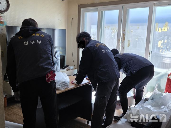 [평택=뉴시스] 국민공모제 사회봉사 프로그램을 통해 사회봉사명령 대상자들이 청소를 하고 있는 모습 (사진=평택준법지원센터 제공) 2026.10.29.photo@newsis.com 