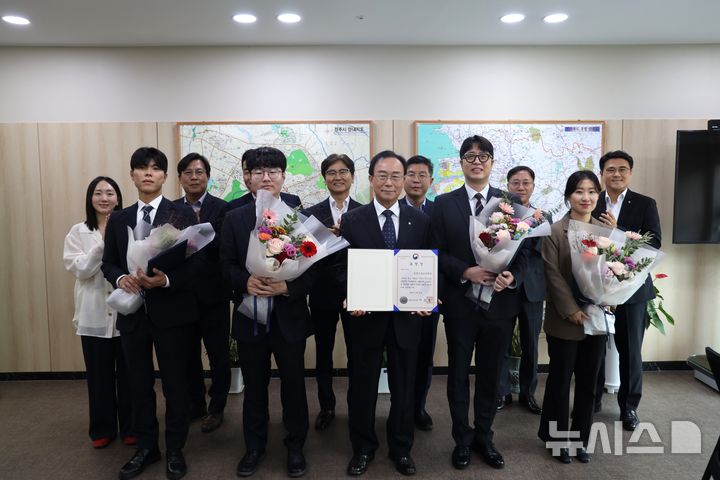 [전주=뉴시스] 한종관 전북신용보증재단 이사장과 직원들이 '2026 대한민국 소상공인대회' '중소벤처기업부 장관 표창'을 수상을 축하하며 기념촬영하고 있다. *재판매 및 DB 금지