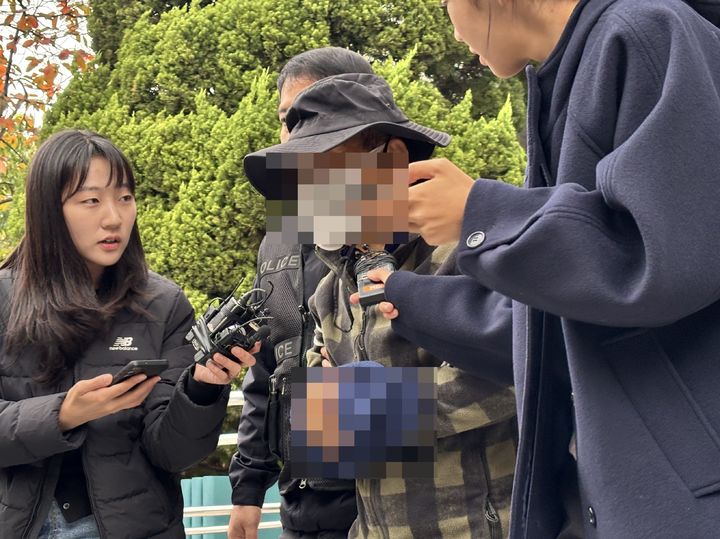 [서울=뉴시스] 구로 미라화 시신을 유기하라는 지시를 내린 혐의를 받는 80대 김모씨와 구속 전 피의자 심문(영장실질심사)을 마친 뒤 서울남부지방법원에서 나오고 있다. 2026.10.29. photo@newsis.com *재판매 및 DB 금지