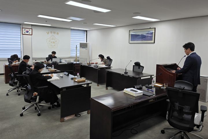 [대구=뉴시스] 이상제 기자 = 29일 오전 대구 남구의회 도시복지위원회의 공원녹지과 행정사무감사가 진행되고 있다. 2026.10.29. king@newsis.com *재판매 및 DB 금지