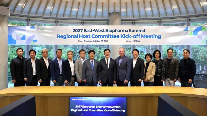 [서울=뉴시스] EW Summit 킥오프에서 찍은 단체사진 (사진=한국제약바이오협회 제공) 2026.10.29. photo@newsis.com *재판매 및 DB 금지