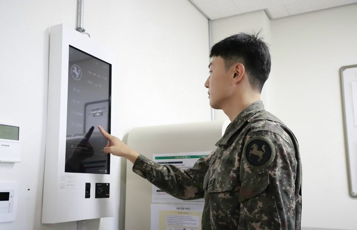 (고양=뉴시스0 28일 육군이 공개한 지능형 스마트부대인 9사단에서 정보통신대대 장병이 스마트부대 키오스크 시스템 활용모습을 시연하고 있다. (사진=육군 제공) 2026.10.29. photo@newsis.com *재판매 및 DB 금지