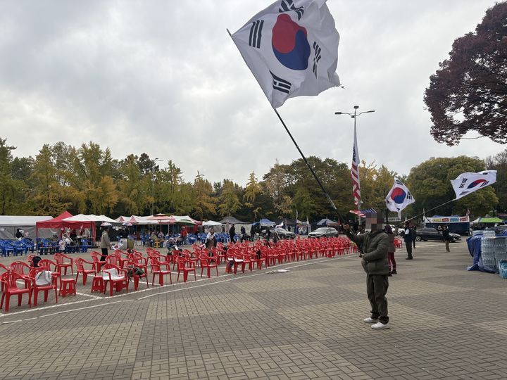 [서울=뉴시스] 이예인 인턴기자 = 6·3 지방선거 투표용지 부족 사태 이후 148일 만에 투표함이 경기장 밖으로 반출된 29일, 서울 송파구 올림픽공원 핸드볼경기장 앞이 한산한 모습을 보이고 있다. 2026.10.29. photo@newsis.com *재판매 및 DB 금지