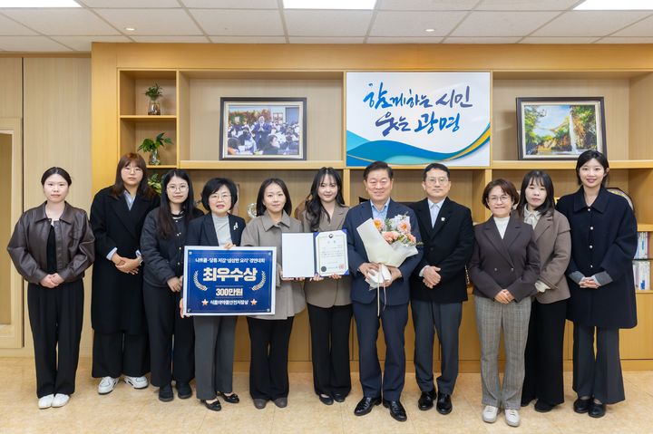 [광명=뉴시스] 박승원 경기 광명시장이 '삼삼한 요리 경연대회'에서 최우수상을 받은 것을 기념해 보건위생과 직원들과 기념촬영을 하고 있다. (사진=광명시 제공) 2026.10.29. photo@newsis.com *재판매 및 DB 금지